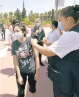  ?? RAMÓN HURTADO/EL SOL DE TIJUANA ?? Ahora los jóvenes reciben su vacuna en la frontera