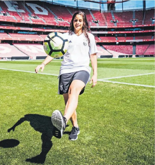  ??  ?? A guarda-redes Catarina Bajanca, 22 anos, está no segundo ano de mestrado de Desporto e já treina uma equipa de infantis do Benfica.