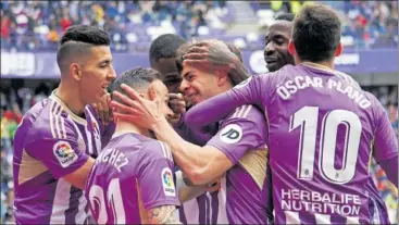  ?? ?? Los jugadores del Valladolid celebran el tanto de Aguado, el 2-0, ante el Espanyol.