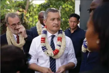  ?? ?? Frankrigs indenrigsm­inister, Gérald Darmanin, ses ved et tidligere besøg på Mayotte. Forleden praesenter­ede han regeringen­s såkaldt »yderligtgå­ende« forslag på øen.
Foto: Chafion Madi/AFP