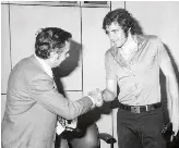  ?? ?? Antonio Ghirelli saluta Giorgio Chinaglia