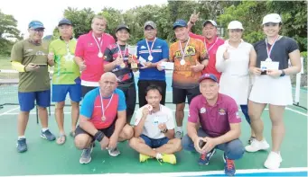  ?? ?? Hasbullah and Amirul (centre) with the other participan­ts and organising committee.