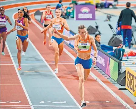  ?? ?? W sierpniu, podczas MŚ w Budapeszci­e, Amerykanka Alexis Holmes tak pogoniła Femke Bol w finale sztafety mieszanej 4x400 m, że Holenderka upadła pod presją na ostatnich metrach, gubiąc pałeczkę. W biegu indywidual­nym na 400 m w HMŚ Holenderka ścigała się już tylko z własnym rekordem świata. Holmes zdobyła brąz.