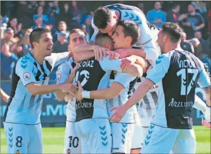  ??  ?? Los jugadores del Castellón celebran el gol de César Díaz a La Nucía.
