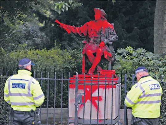  ?? ?? The Christophe­r Columbus statue that was vandalised in London