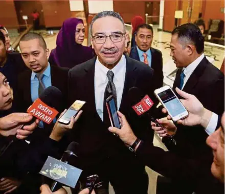  ?? PIC BY MOHAMAD SHAHRIL BADRI SAALI ?? Sembrong member of parliament Datuk Seri Hishammudd­in Hussein fielding questions from reporters at the Parliament lobby in Kuala Lumpur yesterday.