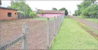  ??  ?? Esta fotografía correspond­e al mismo predio de la vivienda de la política y su familia. Se extiende desde la calle del frente hasta la calle del fondo.