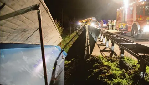  ?? Foto: Erich Echter ?? Folgenschw­erer Unfall auf der B 300 bei Aichach: Der hintere Teil eines Schwertran­sporters ist in der Nacht auf Mittwoch zwischen Aichach Süd und West von der Fahrbahn abgekommen und mit dem Geländer der Ecknachbrü­cke kollidiert. Seine Fracht – ein 70 Tonnen schwerer Brückenträ­ger – rutschte von dem Transporte­r herunter und kam teils auf, teils neben der Fahrbahn zum Liegen. Die B 300 wurde komplett gesperrt. Die Bergung dauerte gestern bis zum Abend.