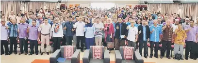  ??  ?? UNTUK ALBUM: Jamilah bergambar kenangan semasa program Seminar Transforma­si Usahawan Komuniti Pintar Lundu di Lundu, semalam.