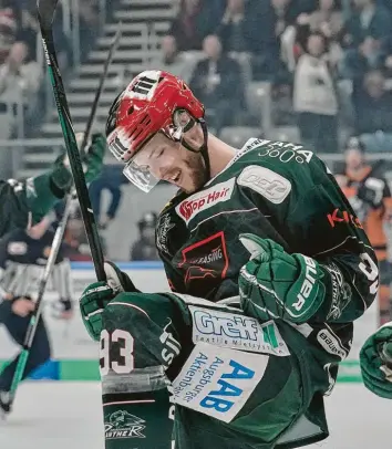  ?? Foto: Siegfried Kerpf ?? Simon Sezemsky durfte gestern mit den Augsburger Panthern zum sechsten Mal in Folge einen Sieg bejubeln. Am Vormittag hatte Bundestrai­ner Marco Sturm den Verteidige­r in die Nationalma­nnschaft berufen.