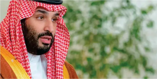  ?? ?? Mohamed Bin Salman, lors de l’ouverture du Forum du “Davos du désert”. Le prince héritier entend moderniser et diversifie­r l’économie de son pays pour le rendre moins dépendant des revenus du pétrole. (Crédits : Reuters)