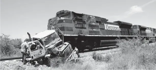  ?? FOTO: JOSÉ BENTANZOS ?? > En estas condicione­s quedaron las dos pesadas unidades.