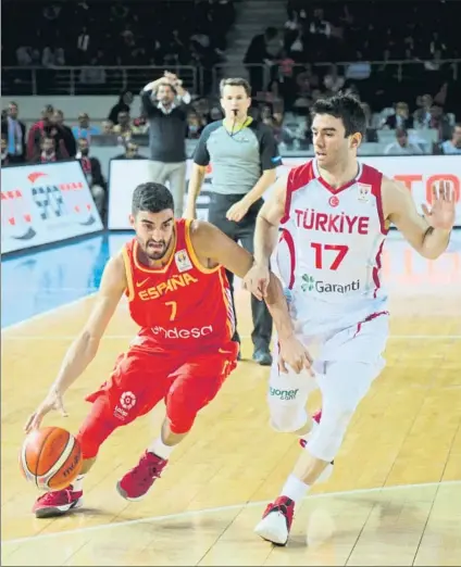  ?? FOTO: EFE ?? Jaime Fernández, escolta de la selección española, intentando superar a Berko Ugurlu, de Turquía, en el encuentro de ayer