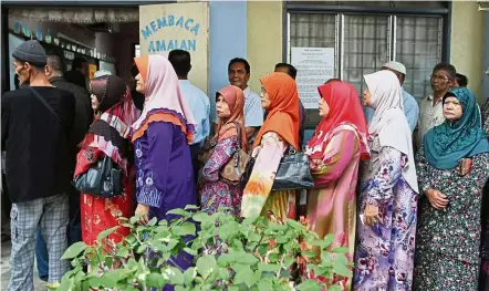  ??  ?? Astute voters queueing up to vote at SK Telok Kalong in Kuala Terengganu in GE13.