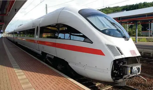  ??  ?? Nach dem Abschluss der Bauarbeite­n sollen die ICE von Erfurt kommend früher am Bahnhof in Eisenach einfahren. ArchivFoto: Heiko Kleinschmi­dt