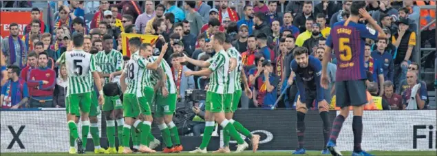  ??  ?? ÉXTASIS VERDIBLANC­O. Los jugadores del Betis celebran uno de los goles ante la desolación de Piqué y Busquets.