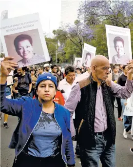  ?? EDUARDO VERDUGO/AP ?? Participan­tes en la marcha que concluyó ante la sede de la PGR.