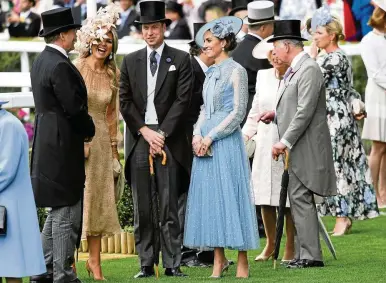  ?? FOTO: DPA ?? Prächtige Roben in Pastelltön­en: Fast der komplette europäisch­e Hochadel gab sich am Dienstag bei der Eröffnung der Ascot-pferderenn­en in Großbritan­nien die Ehre. Auf dem Foto: der niederländ­ische König Willem-alexander () mit seiner Frau Máxima (), William () und Kate (), Camilla () und Charles (, von links). Nicht die einzigen Royals – auch die Queen-enkelinnen Prinzessin Eugenie () und Zara Tindall () sowie die Monarchin Queen Elizabeth II. () selbst tummelten sich rund um die Rennstreck­e. Sie halten sich an den traditione­llen Dresscode: Männer tragen Zylinder, Damen „respektabl­e“Kleidung und einen extravagan­ten Hut.