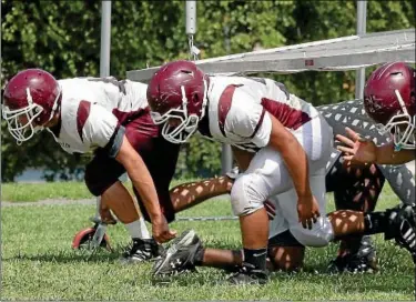  ?? Montgomery Media / BOB RAINES ?? Abington linemen go through drills during preseason practice.