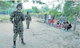  ?? Foto | EFE | LA PATRIA ?? La prohibició­n de desplazars­e se vio empañada por venezolano­s que se ven obligados a cruzar la frontera para buscar alimentos y trabajar.