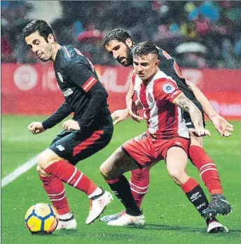  ?? FOTO: EFE ?? Partido para olvidar El equipo rojiblanco se mostró impotente ante la superiorid­ad del Girona en Montilivi