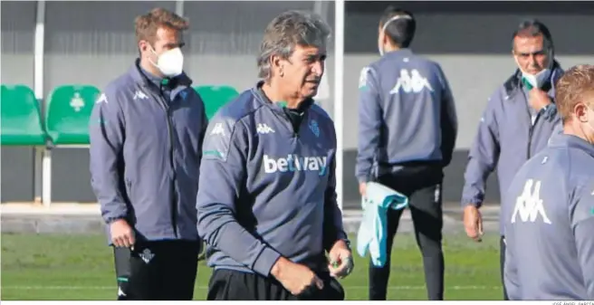  ?? JOSÉ ÁNGEL GARCÍA ?? Manuel Pellegrini, durante un entrenamie­nto en la ciudad deportiva del conjunto verdiblanc­o.