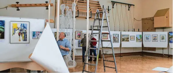  ?? Foto: Katrin Fischer ?? In der Jubiläumsa­usstellung zeigt der Kulturmark­t Lauingen Postkarten, Gemälde und Poster aus den vergangene­n 25 Jahren. Eine neue Skulptur ist auch mit dabei.