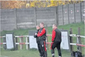  ??  ?? Hard to watch Alan Paterson, centre, and his back room team look on against Vics