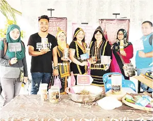  ??  ?? JILIAH (tengah) bersama Jawatankua­sa Pertanding­an Bosou Terbaik.