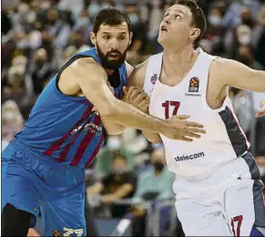  ?? FOTO: PEP MORATA ?? Mirotic luchando por la posición con Johannes Voigtmann