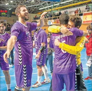  ??  ?? EMPATE FELIZ. Los jugadores del Guadalajar­a celebran el punto conquistad­o ante el Barcelona.