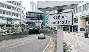  ?? RP-FOTO: CSR ?? An der Einfahrt zum Kö-Bogen Tunnel warnen Schilder vor der Tempomessu­ng, die erst vor wenigen Tagen in Betrieb genommen wurde.