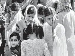  ?? GETTY IMAGES ?? People affected by the leak at a hospital in Bhopal on December 4, 1984.