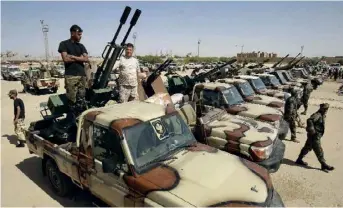  ??  ?? L’autoprocla­mée Armée nationale libyenne du général Haftar à Benghazi le 18 juin. Les combattant­s sont en route pour rejoindre la ligne de front près de Syrte.