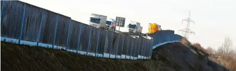  ?? Foto: Marcus Merk ?? Der Damm der Bundesstra­ße 2 auf Höhe der Lech-Stahlwerke Herbertsho­fen wird laut Auskunft des Straßenbau­amtes im Oktober saniert. Der Grund: Die eingebaute Schlacke bereitet noch immer Probleme.