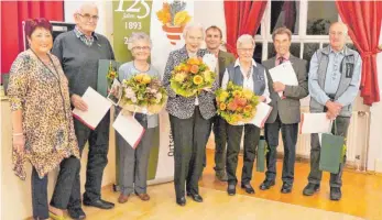  ?? FOTO: SILVIA MÜLLER ?? Anneliese Burgbacher (links) und Klaus Butschle (4. v. r.) ehrten Ernst Lohrer, Rose Faulhaber, Brunhilde Schneider, Doris Haller, Helmut Haisch und Egon Messner (von links).