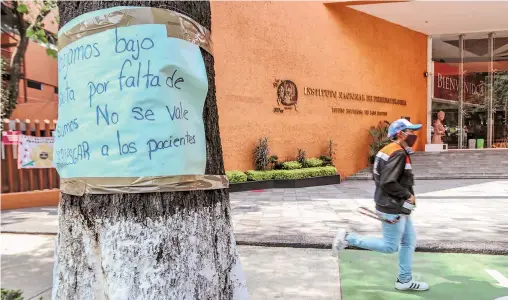  ?? ROBERTO HERNÁNDEZ ?? la unidad son visibles las advertenci­as de los trabajador­es por el desabasto de insumos básicos