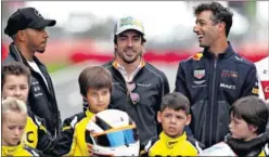  ??  ?? FUTURO. Alonso, Hamilton y Ricciardo, con los niños del kárting.