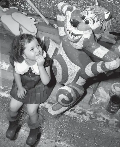  ?? THE COMMERCIAL APPEAL ?? Glenda Jean Williamson got a preview of the Spirit of Christmas Parade floats on Nov. 15, 1951, and her only reaction was a long, drawn-out “Oh” when confronted by the Cheshire Cat that will be displayed prominentl­y on the “Wonderland” float.