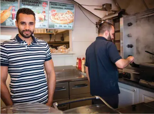  ?? FOTO: LENA RUSTAN FIDJESTAD ?? Firas Ghummeid og Osayd Abufarha jobber med servering av mat på Kvadrature­n grill & kiosk gjennom hele fastemåned­en.