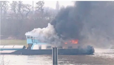  ?? FOTOS (3): CHRISTOPH REICHWEIN ?? Das brennende Schiff hatte Kohle geladen.