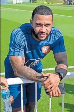  ?? ?? Memphis, en el campo de entrenamie­nto de la selección neerlandes­a.