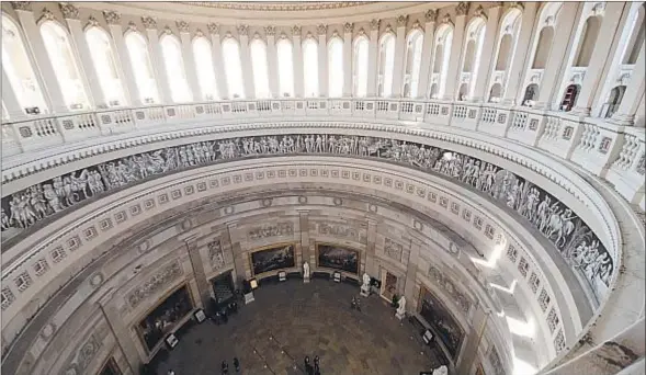  ?? DOUGLAS GRAHAM / CQ ?? Vista interior de la cúpula del Capitolio de Washington, que va a ser restaurada; con la Casa Blanca, es el símbolo del Estado