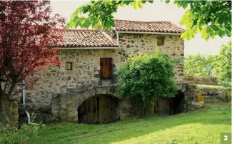  ??  ?? 22. Situé face au château de Chalus, dans l’Embron, cet alignement de petits logis vignerons à perrons s’adosse au rempart d’une enceinte médiévale. La petite placette sur laquelle ils se trouvent concentre un patrimoine remarquabl­e qui vaut le détour.