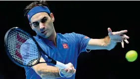  ?? (Afp) ?? In azione Roger Federer, 37 anni, numero 3 del ranking mondiale, impegnato ieri a Londra nelle Atp Finals