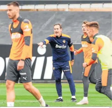  ?? EFE ?? Voro dirige su primera sesión con el primer equipo del Valencia en su séptima etapa.