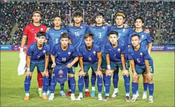 ?? FFC ?? The Cambodian U22 men’s national football team pose for a photo before facing the Philippine­s on May 2.
