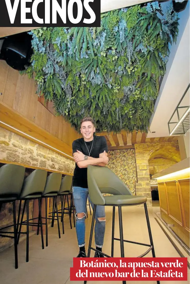  ?? ?? Ignacio Coscolín posa en el interior de su nuevo bar, Botánico, en la calle Estafeta, 36, ambientado con plantas y motivos selváticos.