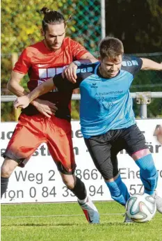  ?? Foto: Xaver Habermeier ?? Kein Durchkomme­n: Denis Wychowanie­c (links) und der SC Feldkirche­n blieben im Topspiel gegen die DJK Sandizell unglücklic­h hängen.