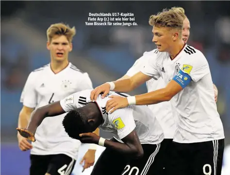  ??  ?? Deutschlan­ds U17-Kapitän Fiete Arp (r.) ist wie hier bei Yann Bisseck für seine Jungs da.